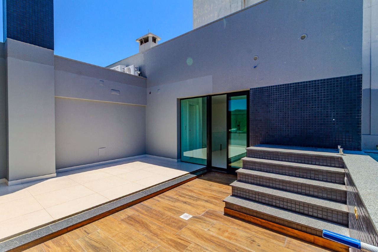 Cobertura à venda no Praia Brava: Terraço com piso de madeira e degraus da piscina