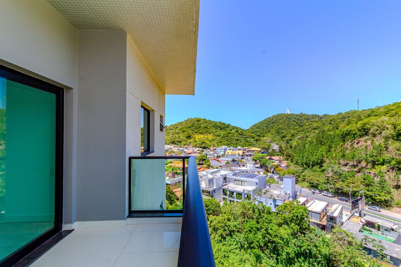 Cobertura à venda no Praia Brava: Sacada lateral com vista para o verde