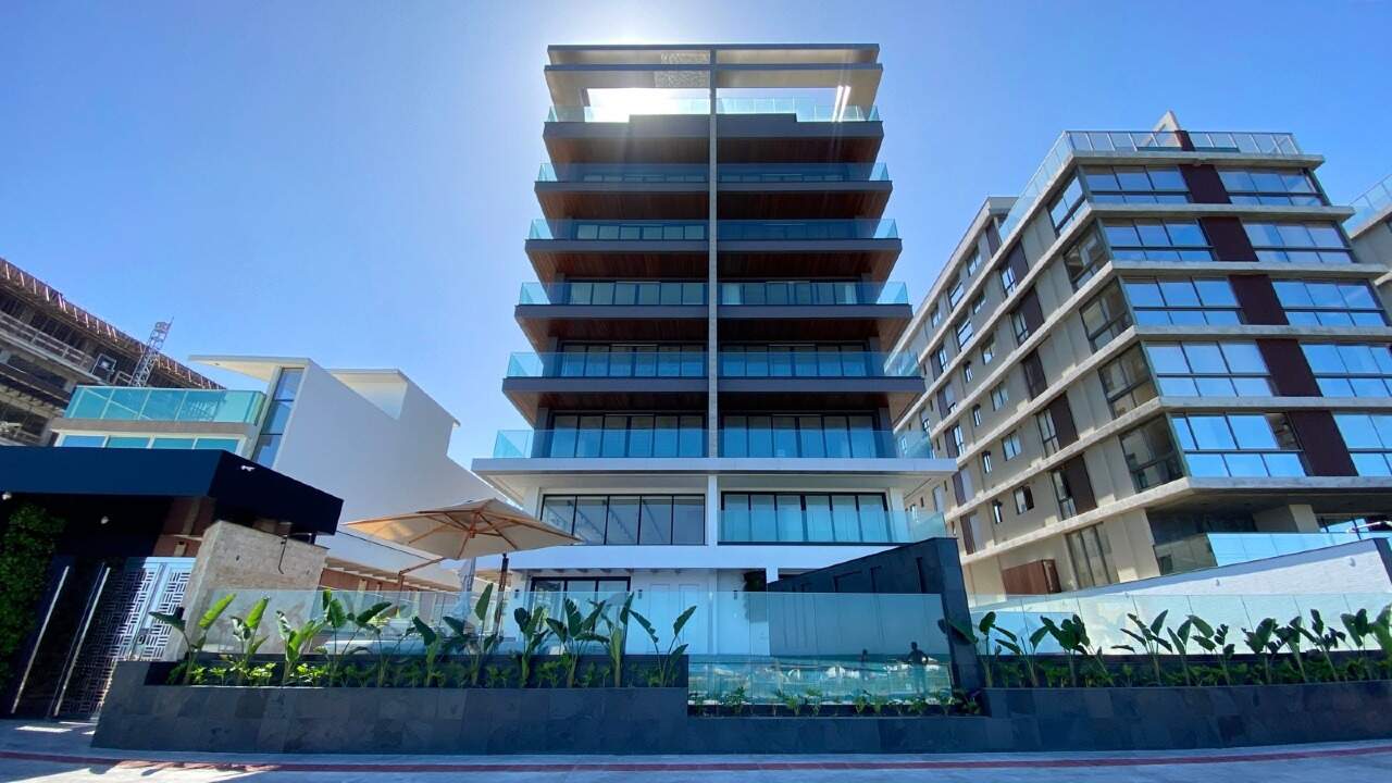 Apartamento à venda no Praia Brava: Fachada do Bay House na Avenida José Medeiros Vieira, frente mar