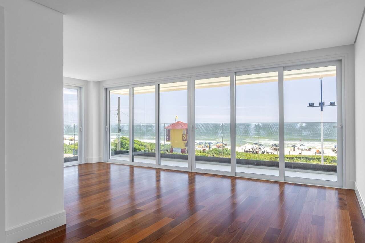 Apartamento à venda no Praia Brava: Living e jantar com piso de madeira e vista para o mar da Praia Brava
