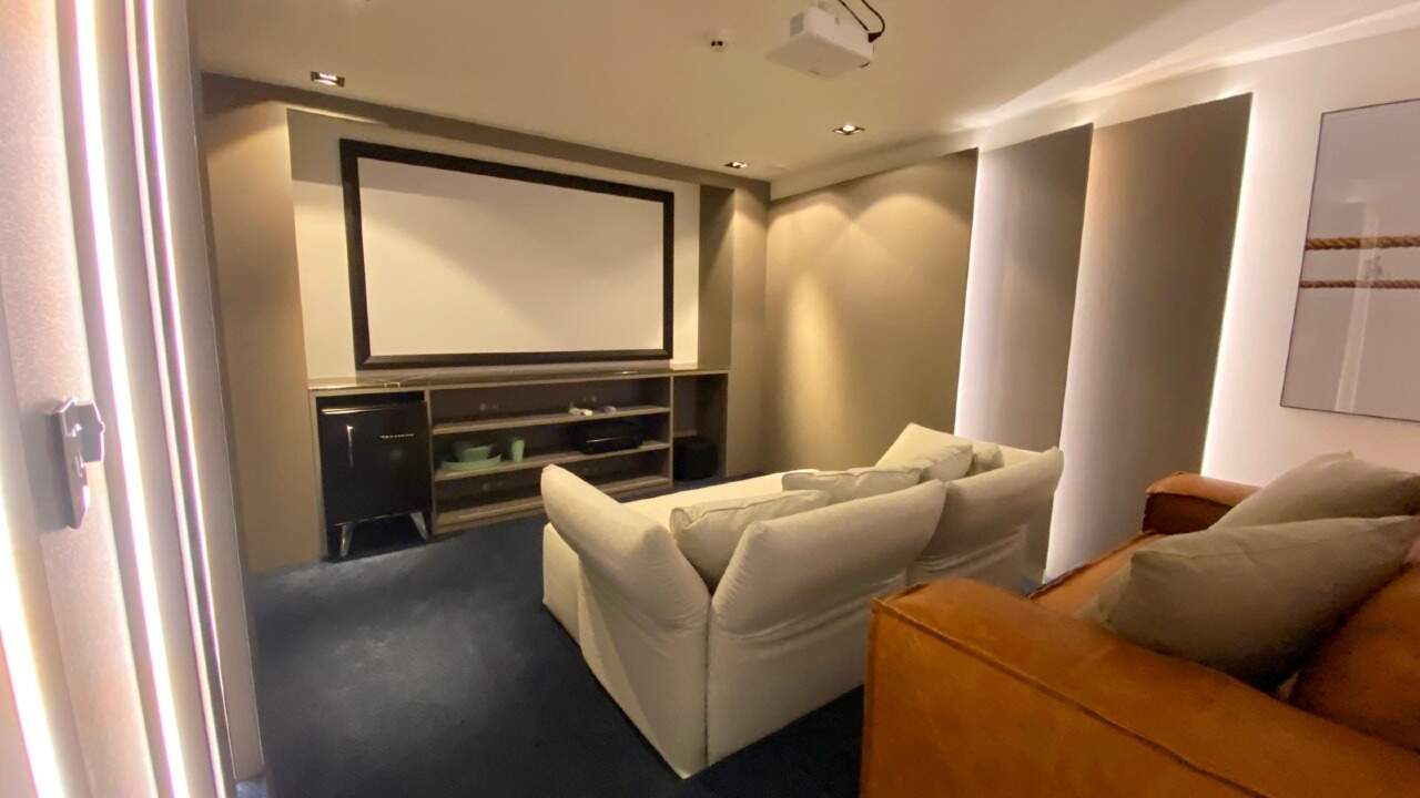 Apartamento à venda no Praia Brava: Cinema com sofás e telão