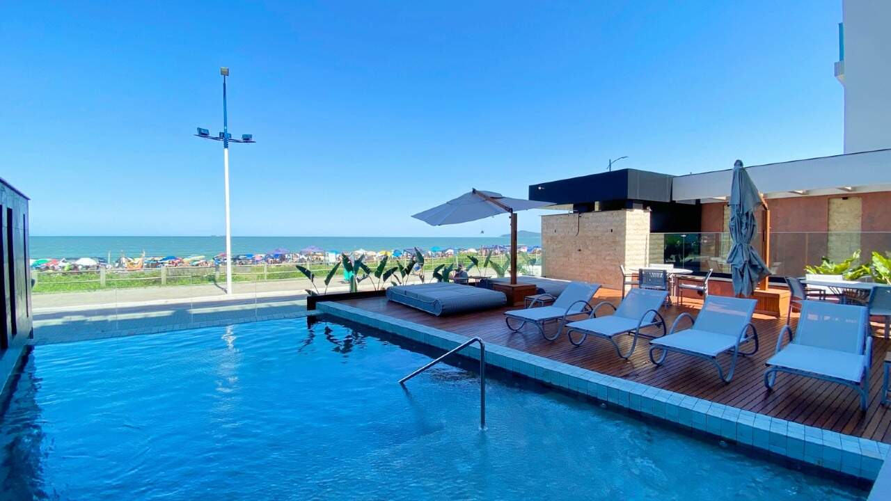 Apartamento à venda no Praia Brava: Piscina do Bay House com deck e vista para o mar