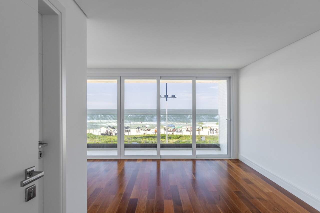 Apartamento à venda no Praia Brava: Living amplo de apartamento tipo do Bay House, com janelas para a praia