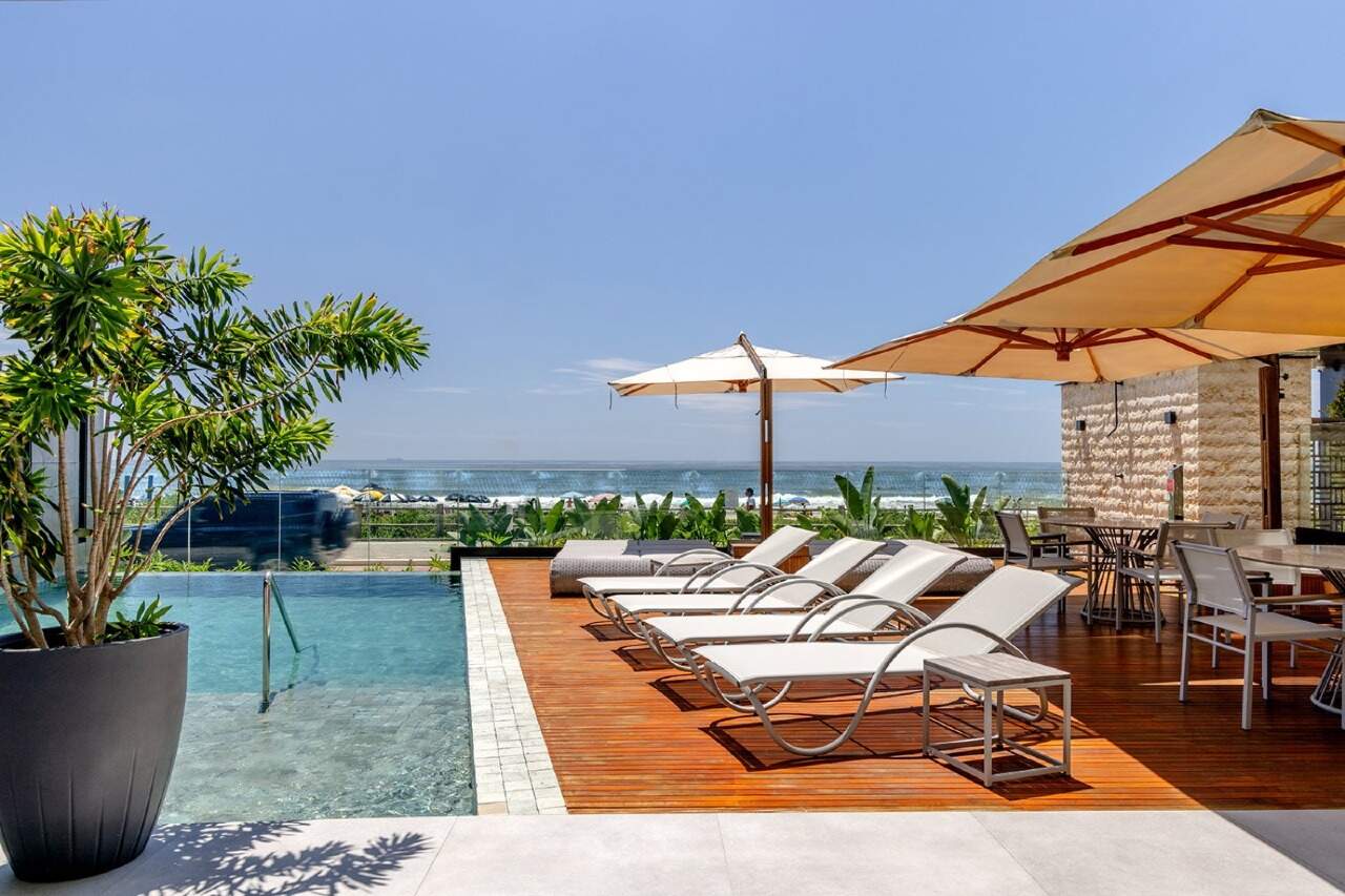 Apartamento à venda no Praia Brava: Piscina e deck de madeira do lazer do Bay House
