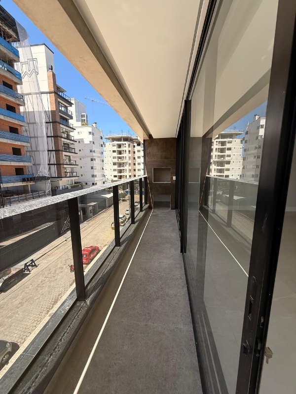 Apartamento à venda no Praia Brava: Sacada com guarda-corpo de vidro e churrasqueira ao fundo