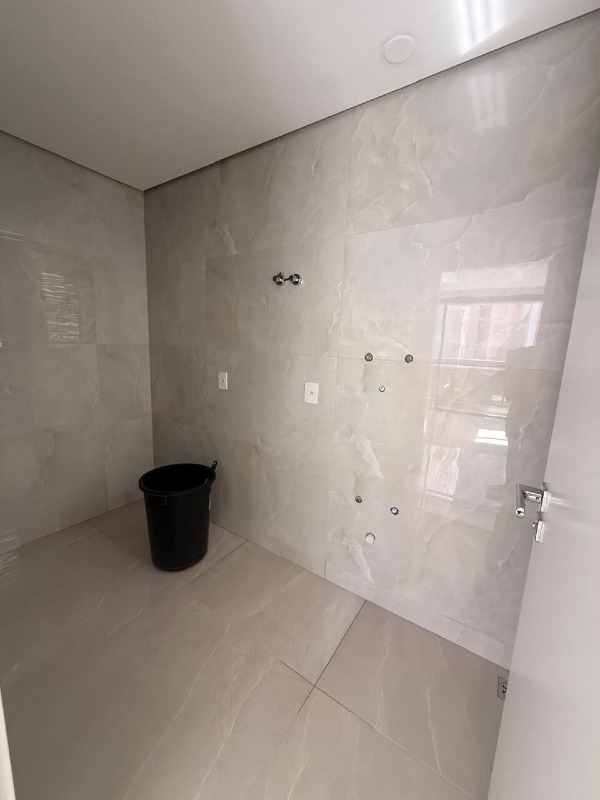 Apartamento à venda no Praia Brava: Lavanderia revestida em porcelanato, com pontos de água