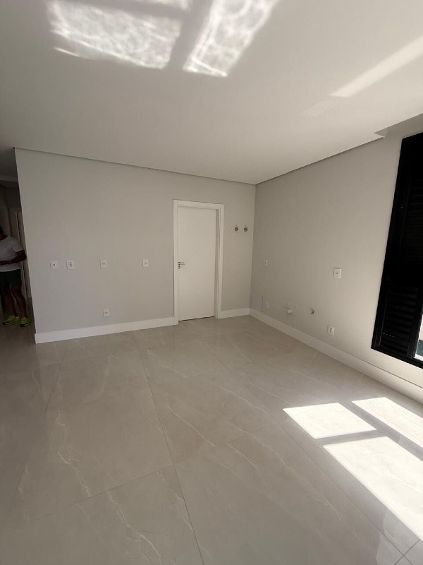 Apartamento à venda no Praia Brava: Living amplo com porcelanato e rebaixo de gesso