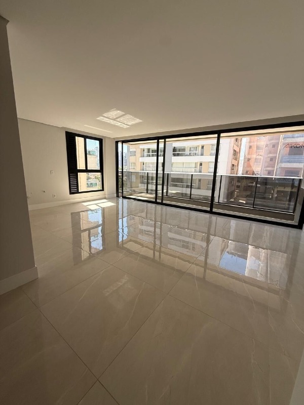 Apartamento à venda no Praia Brava: Living com esquadrias pretas do piso ao teto