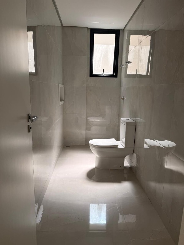 Apartamento à venda no Praia Brava: Banheiro de suíte com janela