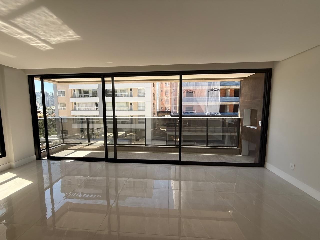 Apartamento à venda no Praia Brava: Living com porta de vidro de correr para a sacada