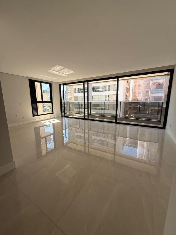 Apartamento à venda no Praia Brava: Living integrado, pronto para receber os móveis