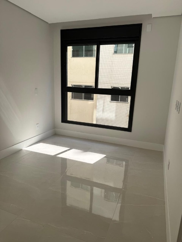 Apartamento à venda no Praia Brava: Suíte com janela ampla e porcelanato