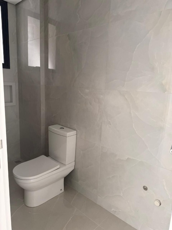 Apartamento à venda no Praia Brava: Banheiro revestido em porcelanato