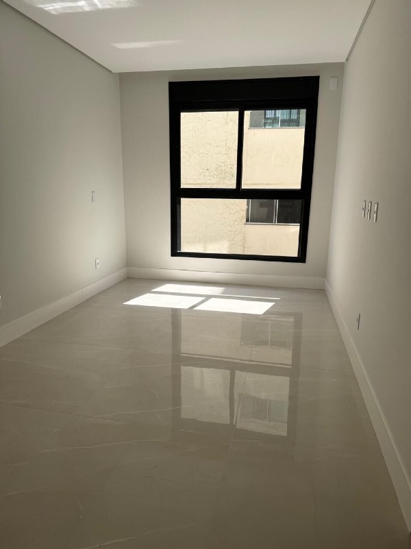 Apartamento à venda no Praia Brava: Segunda suíte com janela e luz natural