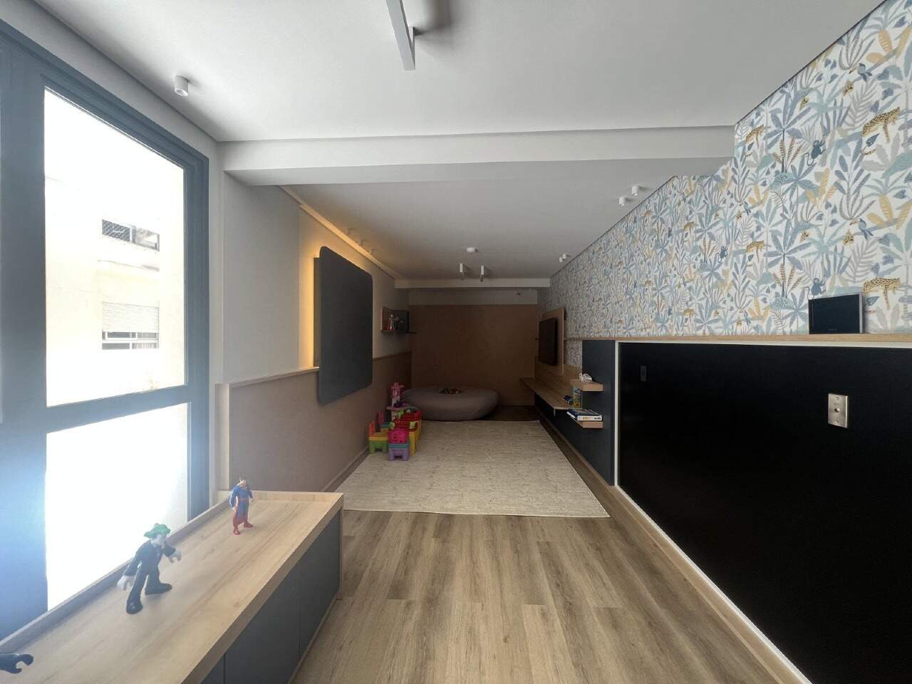 Apartamento à venda no Praia Brava: Brinquedoteca com papel de parede estampado