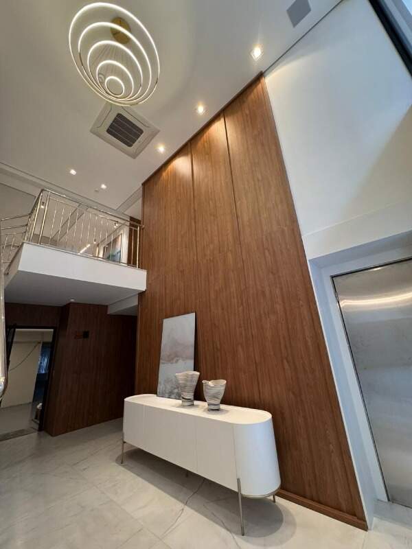 Apartamento à venda no Praia Brava: Hall de entrada decorado, com escada e luminárias