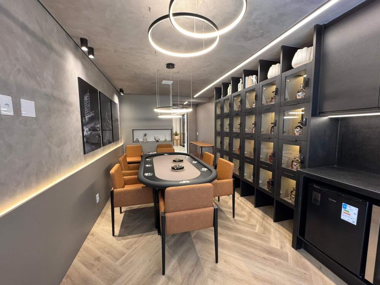 Apartamento à venda no Praia Brava: Pub com mesa de jogos e estante de bebidas
