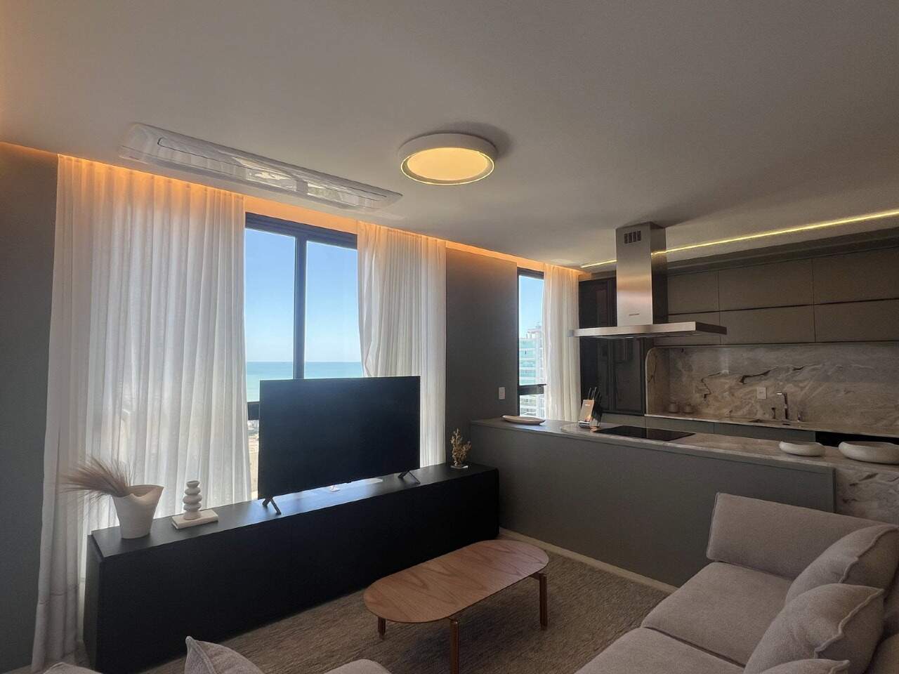 Apartamento à venda no Praia Brava: Apartamento decorado em andar alto do prédio, com o mar na janela (outra unidade)