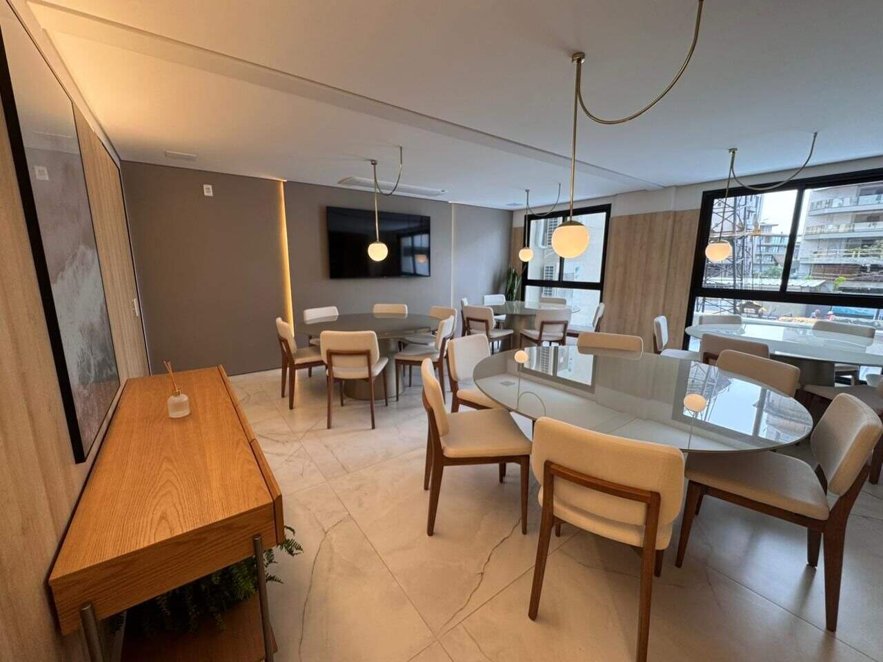 Apartamento à venda no Praia Brava: Salão de festas com mesas e cadeiras