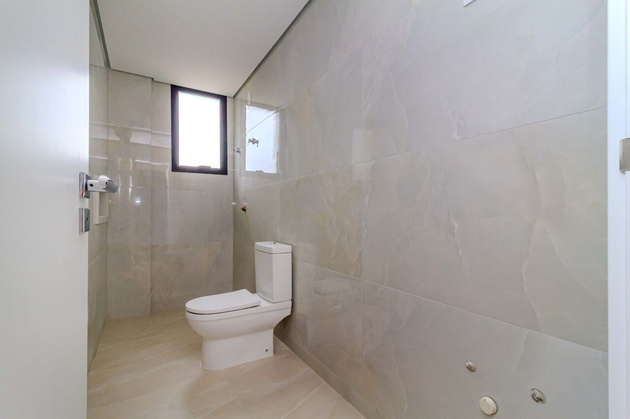 Cobertura à venda no Praia Brava: Banheiro de suíte revestido em porcelanato