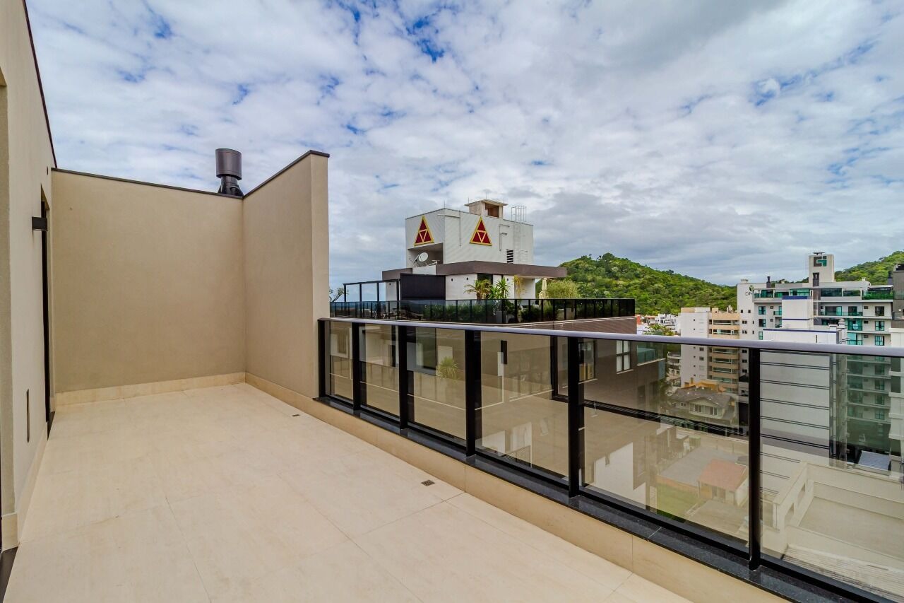 Cobertura à venda no Praia Brava: Terraço com guarda-corpo de vidro e vista do bairro