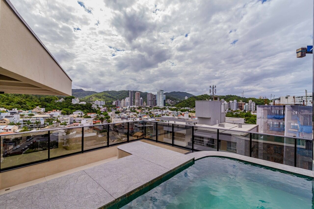 Cobertura à venda no Praia Brava: Piscina privativa no terraço da cobertura, com a cidade e os morros ao fundo