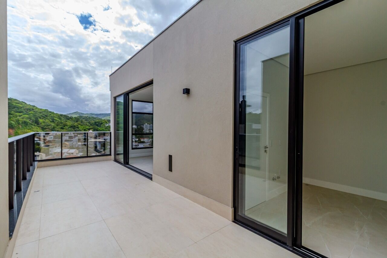 Cobertura à venda no Praia Brava: Terraço descoberto ligado ao living por portas de vidro