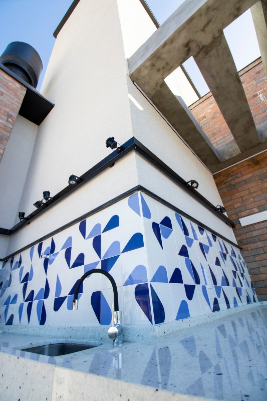 Apartamento à venda no Praia Brava: Bancada com revestimento azul no rooftop