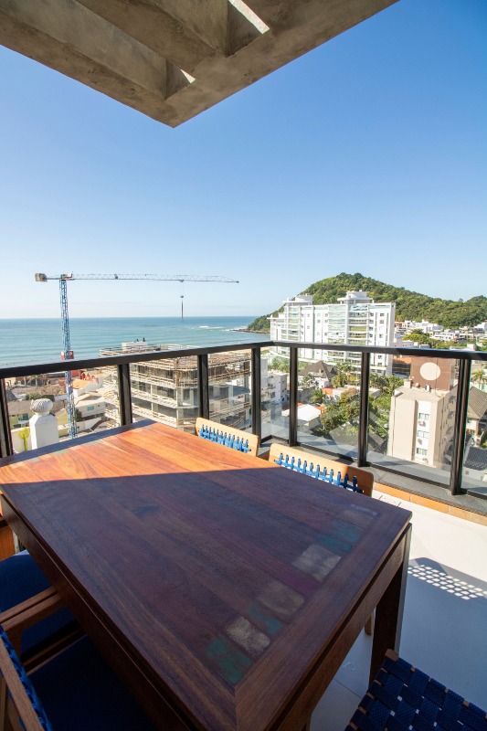 Apartamento à venda no Praia Brava: Mesa no terraço do rooftop com vista para o morro e o mar