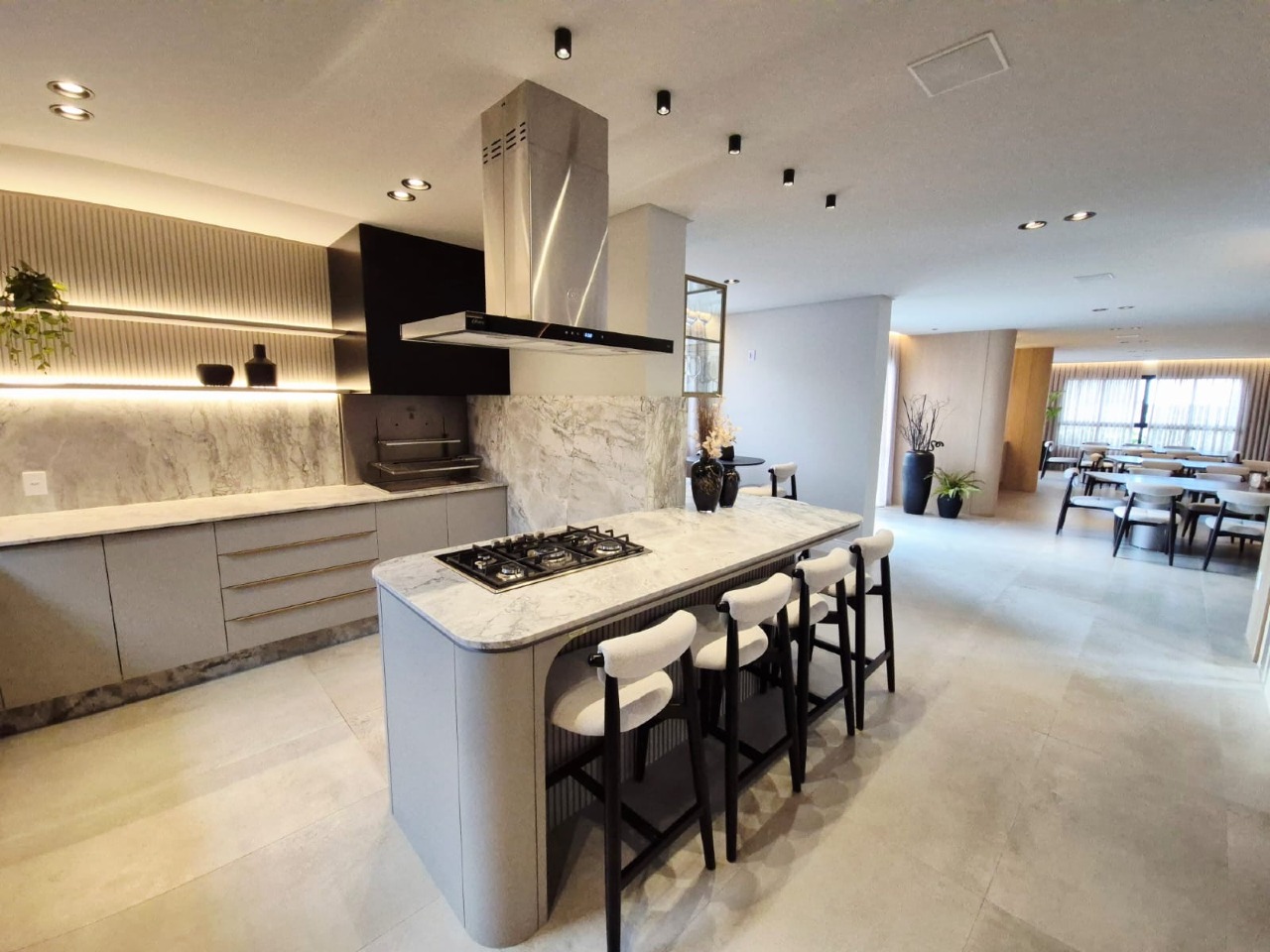 Apartamento à venda no Praia Brava: Espaço gourmet com ilha, cooktop e coifa