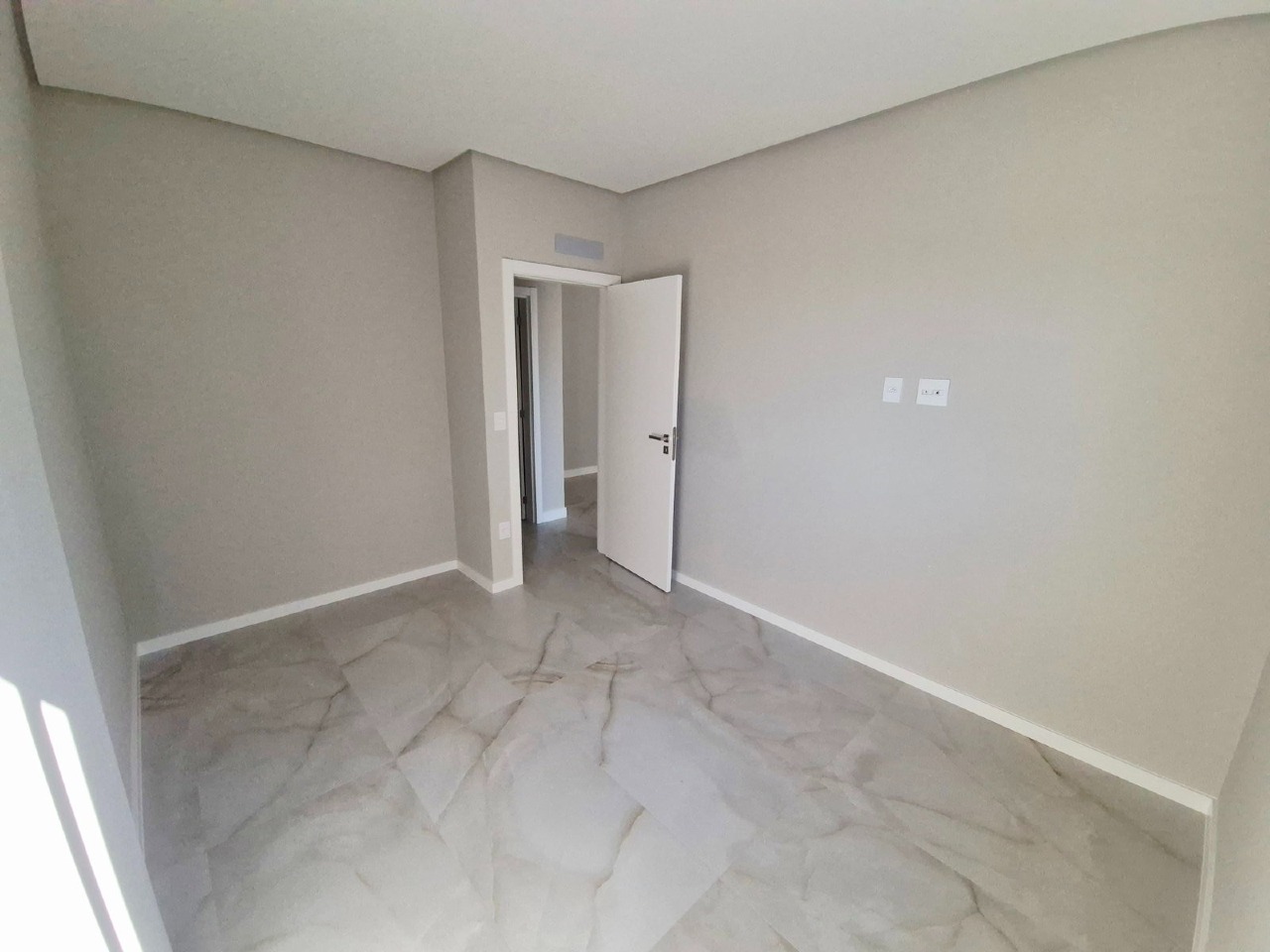 Apartamento à venda no Praia Brava: Dormitório com piso em porcelanato e rebaixamento em gesso