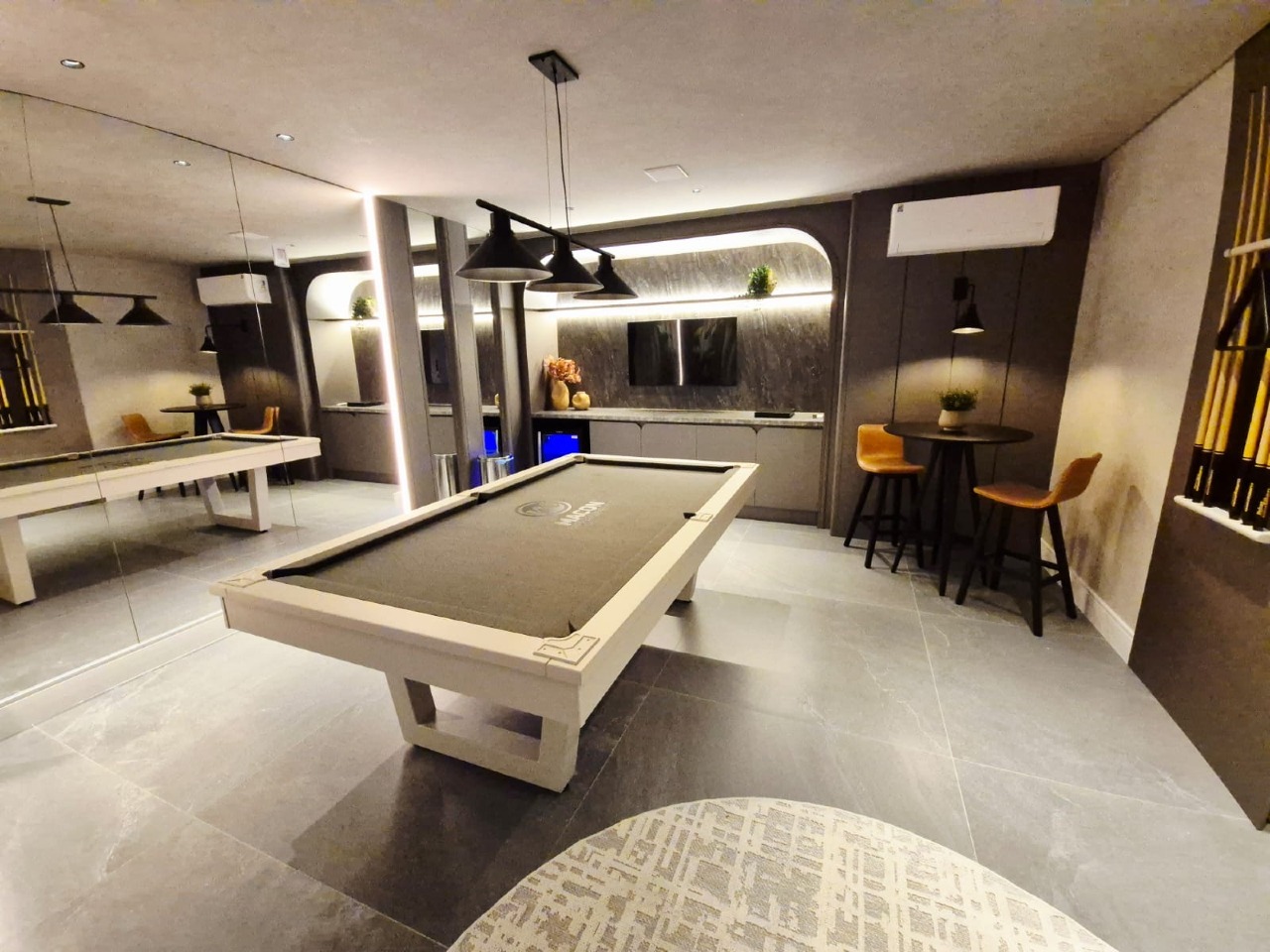 Apartamento à venda no Praia Brava: Sala de jogos com mesa de sinuca e bancada