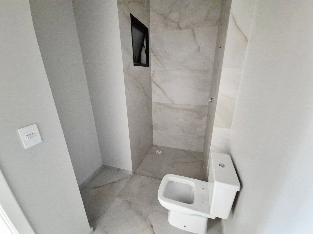 Apartamento à venda no Praia Brava: Banheiro com revestimento em porcelanato e janela