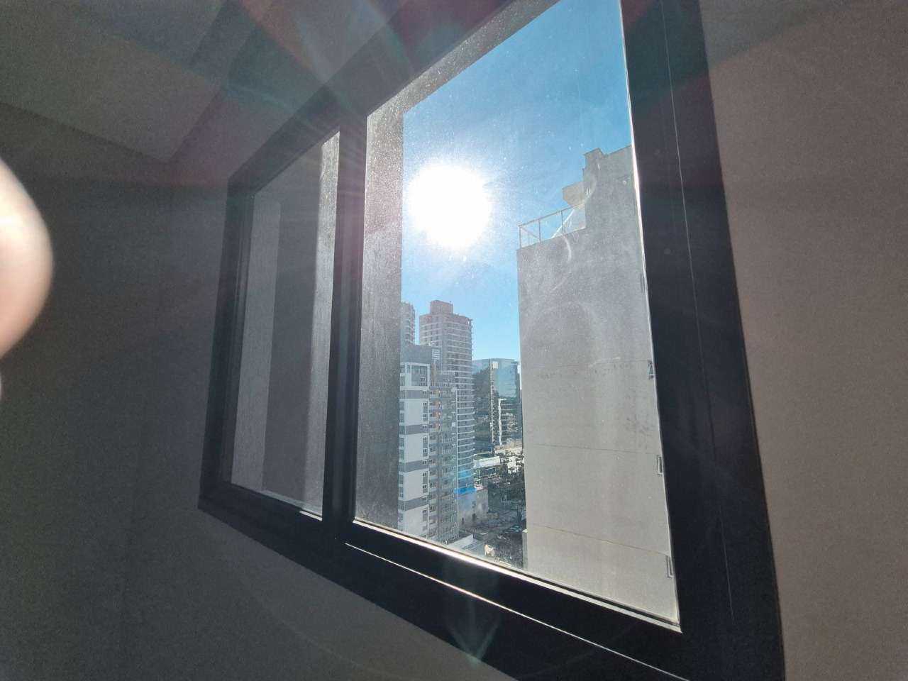 Apartamento à venda no Praia Brava: Janela do dormitório com o sol da manhã entrando