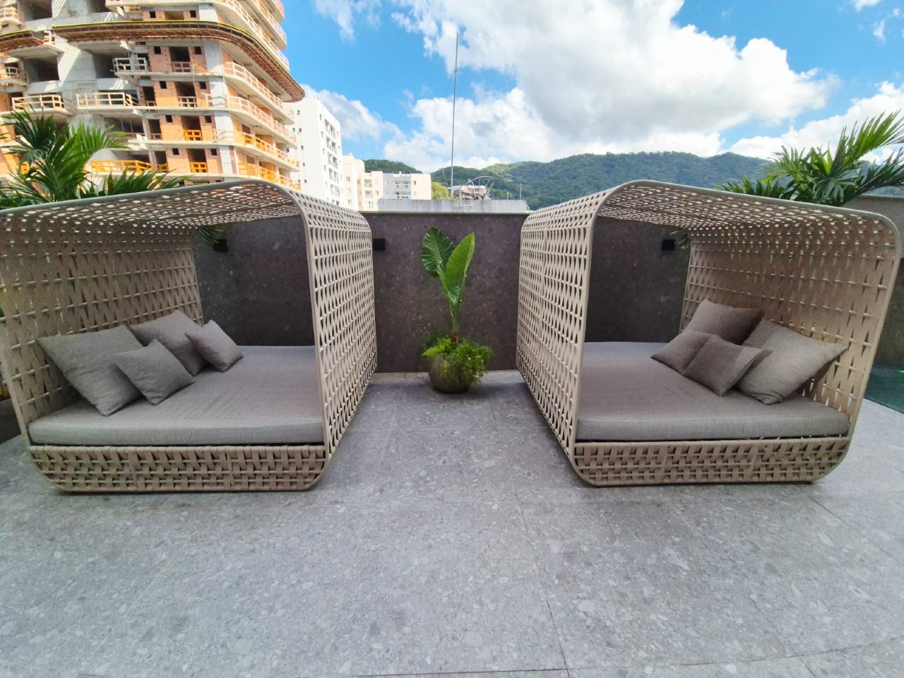 Apartamento à venda no Praia Brava: Terraço do lazer com cabanas e vista para os morros
