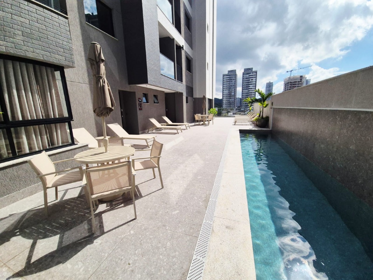 Apartamento à venda no Praia Brava: Piscina com raia e deck com mesas no lazer do Manu Bay