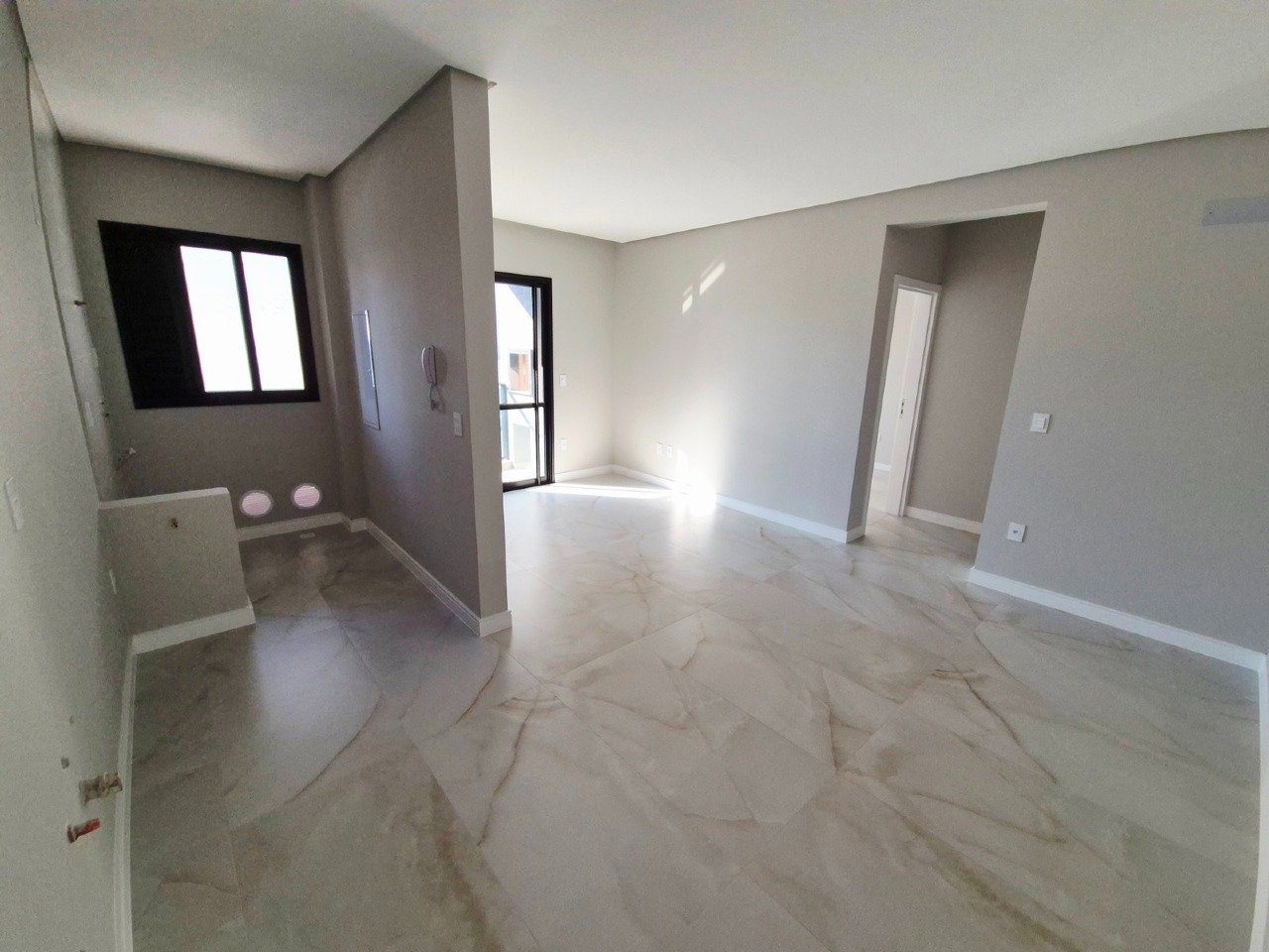 Apartamento à venda no Praia Brava: Cozinha integrada ao living, com janela e pontos de água para os armários