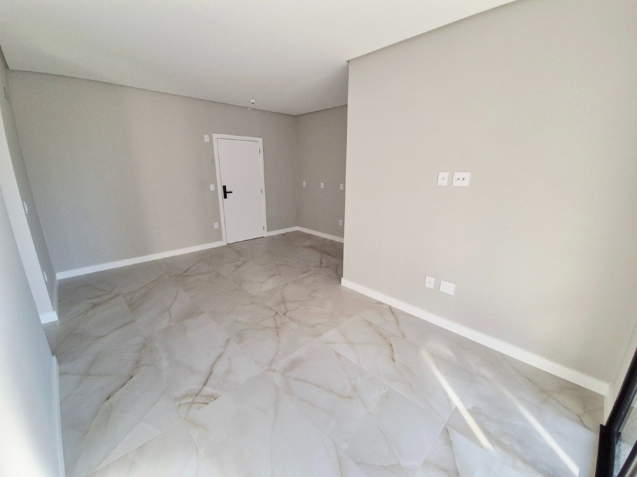 Apartamento à venda no Praia Brava: Living com a porta de entrada com fechadura digital