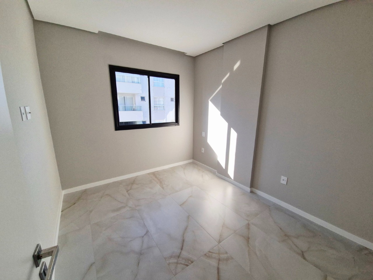 Apartamento à venda no Praia Brava: Dormitório com janela e sol da manhã