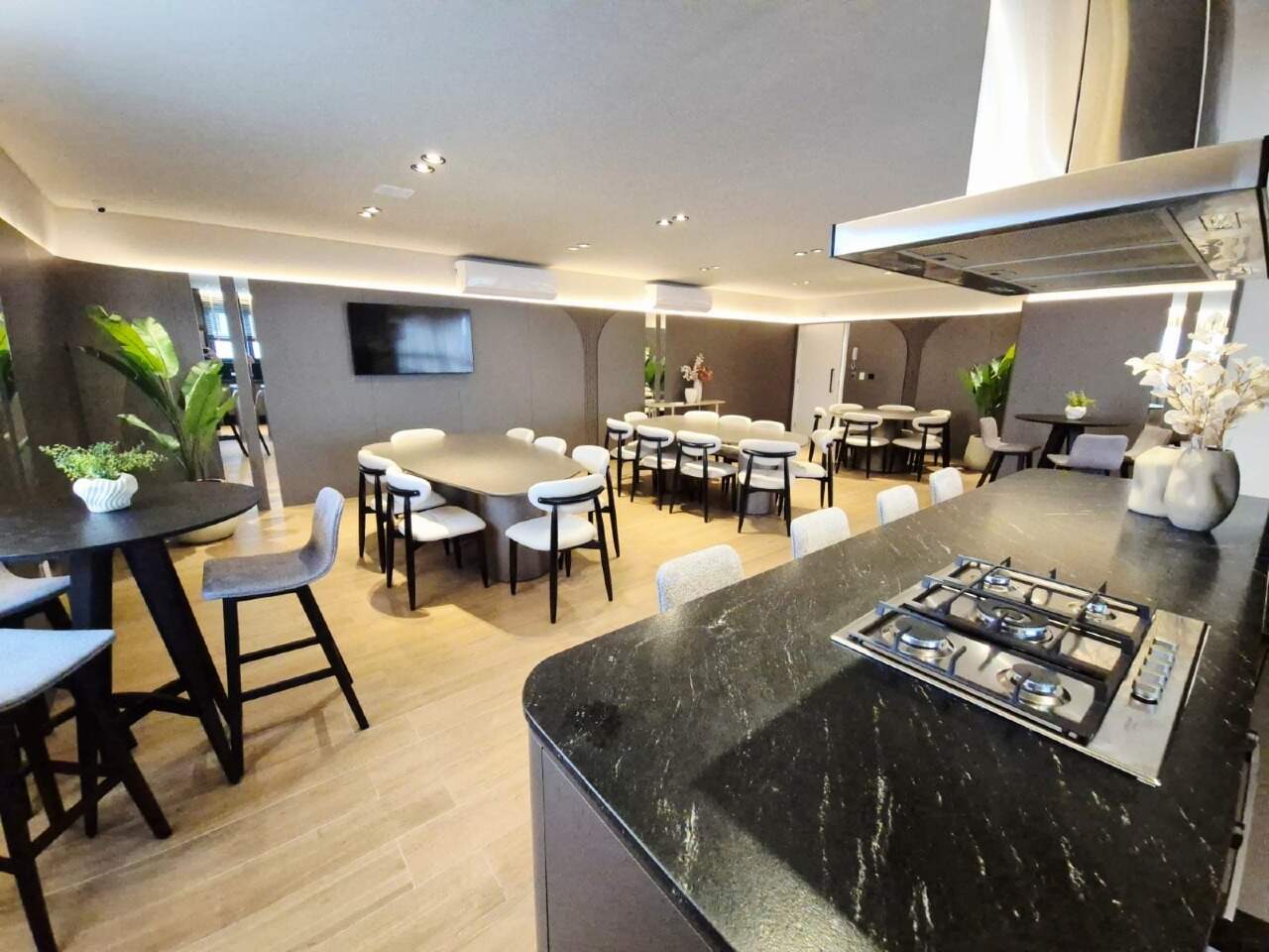 Apartamento à venda no Praia Brava: Salão de festas com cozinha de apoio e cooktop
