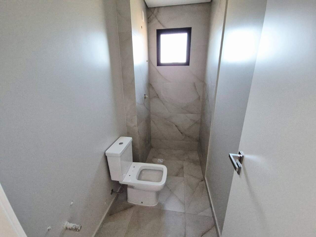 Apartamento à venda no Praia Brava: Banheiro com revestimento em porcelanato e janela