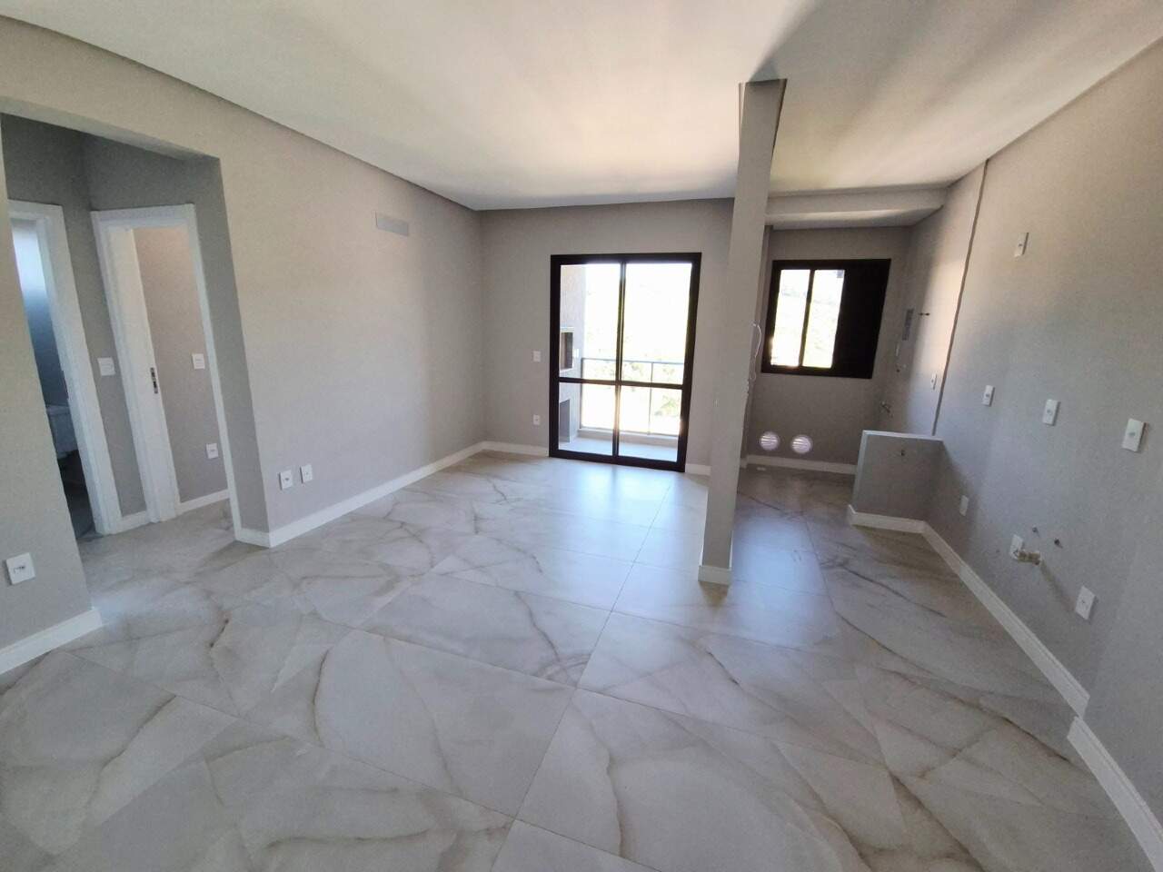 Apartamento à venda no Praia Brava: Living de apartamento da mesma planta, com estar, jantar e porta para a sacada