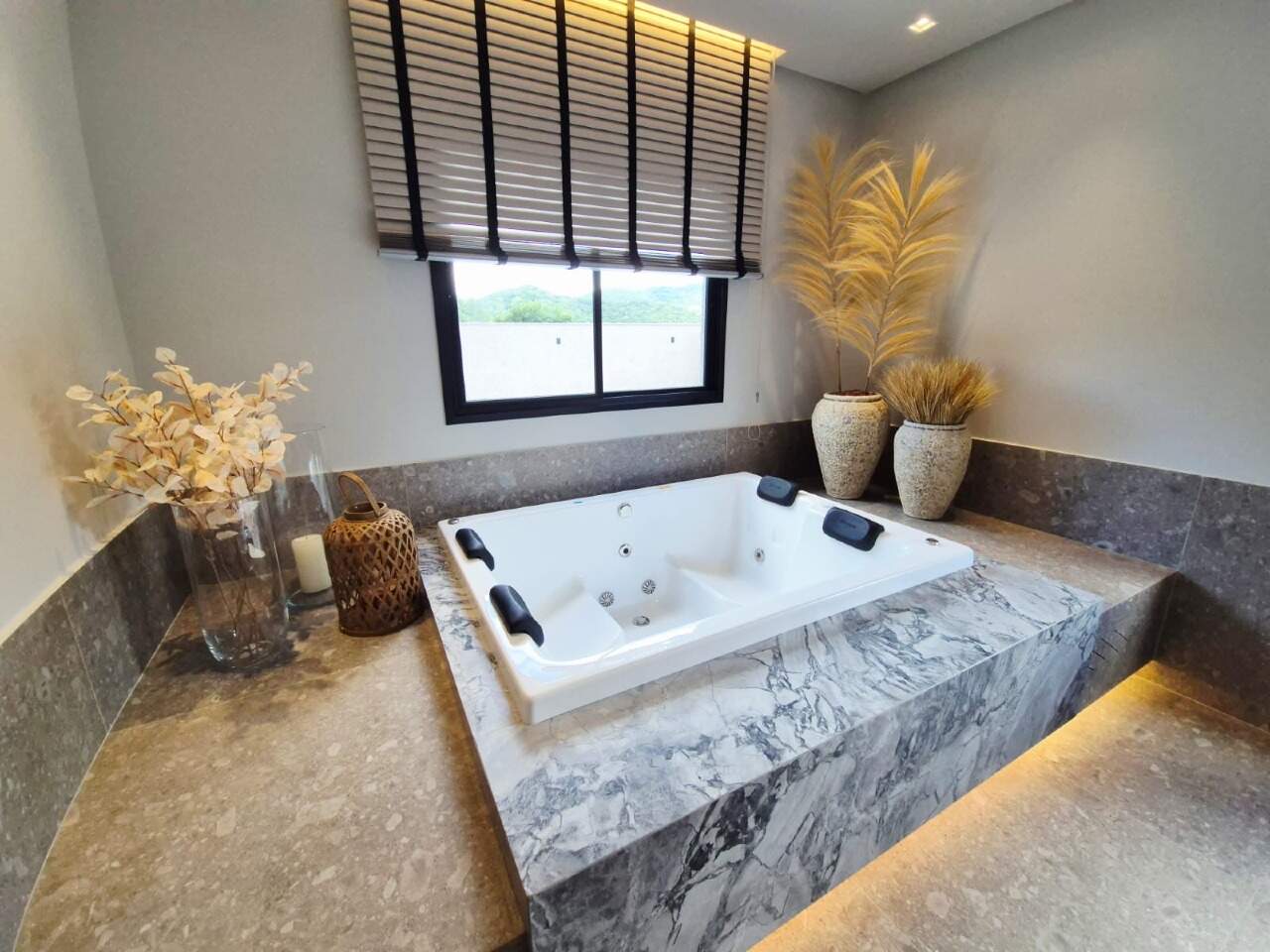 Apartamento à venda no Praia Brava: Spa com banheira de hidromassagem no lazer do prédio