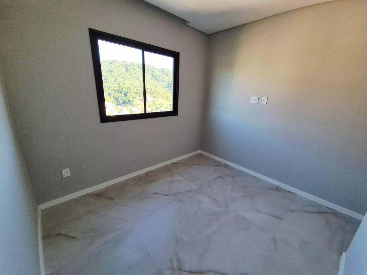 Apartamento à venda no Praia Brava: Segundo quarto com janela e vista para o verde
