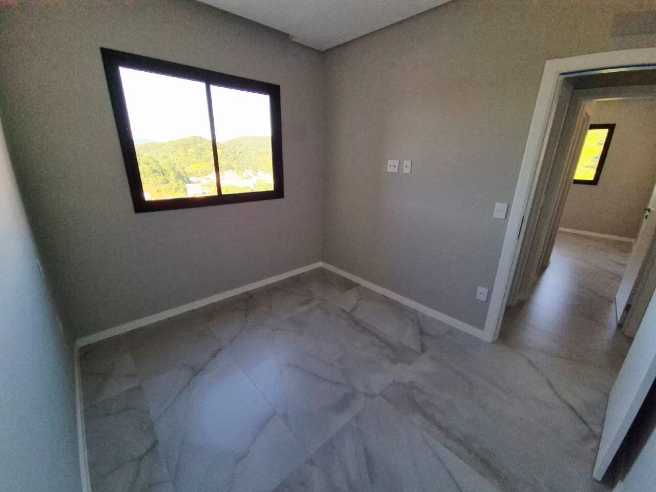 Apartamento à venda no Praia Brava: Quarto com janela voltada para os morros
