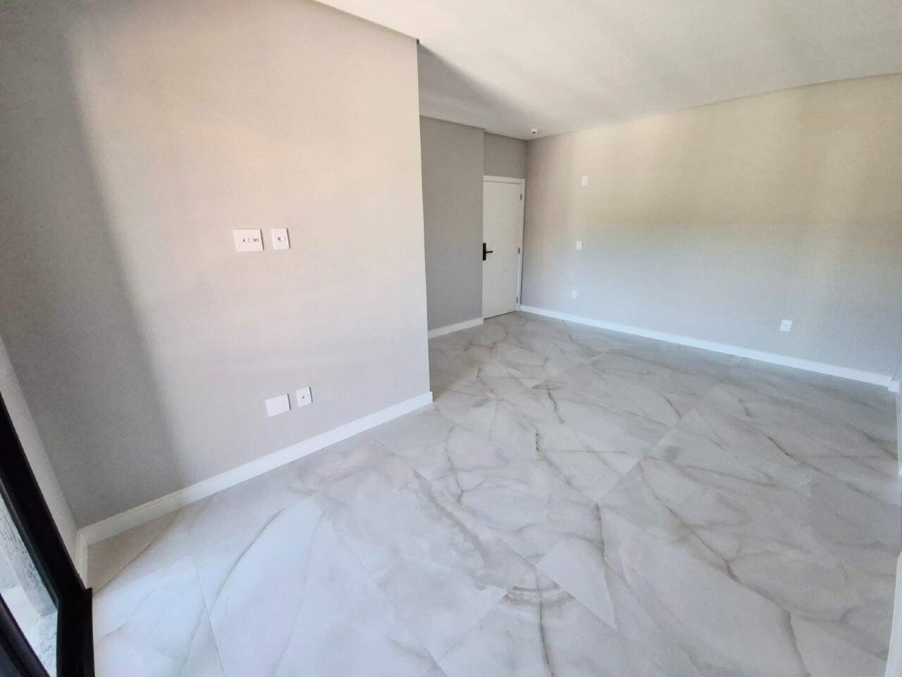 Apartamento à venda no Praia Brava: Living com piso em porcelanato e rebaixamento em gesso