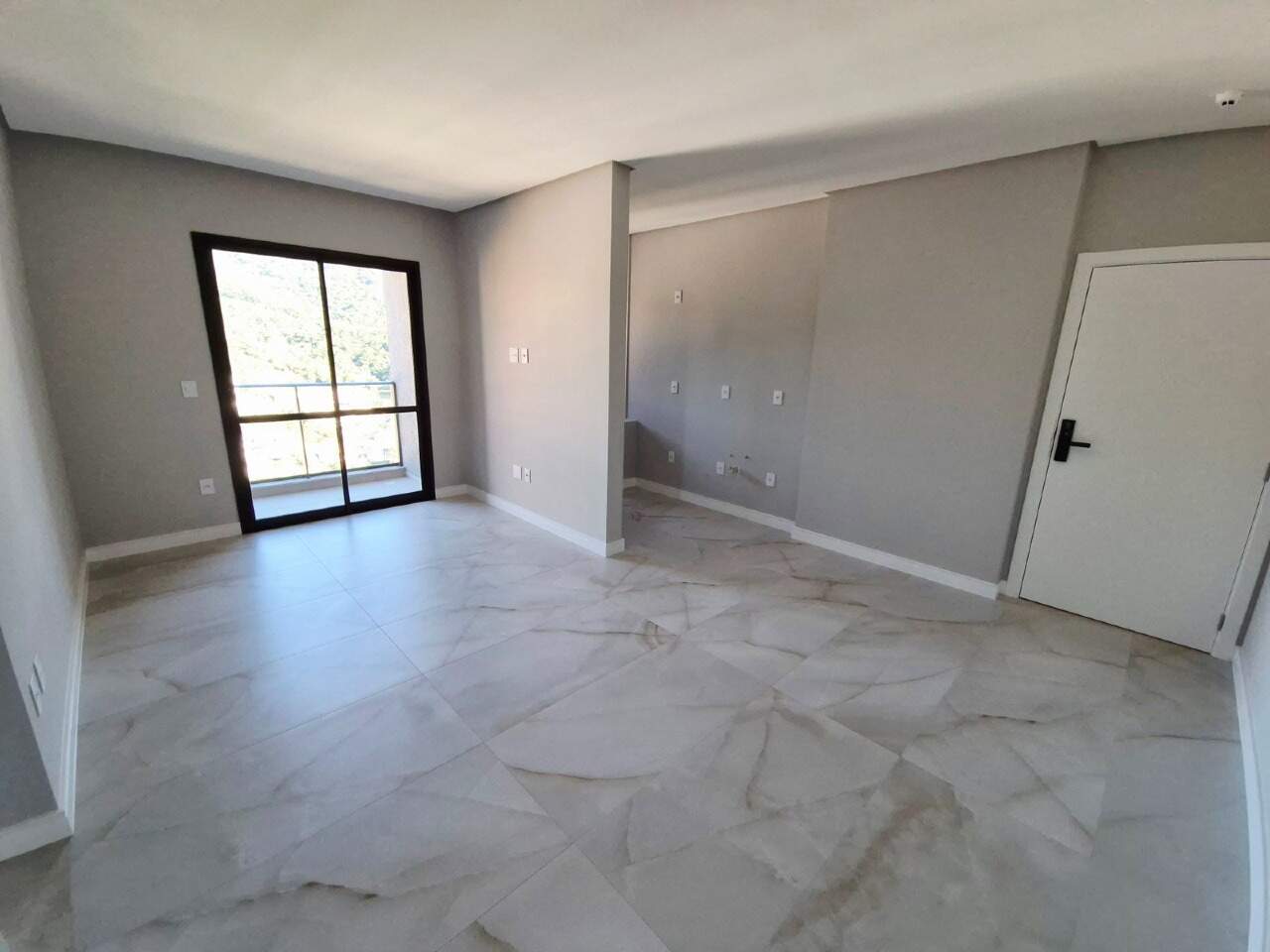 Apartamento à venda no Praia Brava: Living com porta de entrada com fechadura digital e acesso à sacada