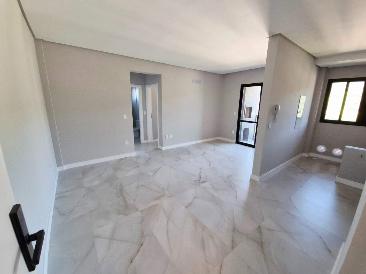Apartamento à venda no Praia Brava: Cozinha e área de serviço com janela e pontos de água