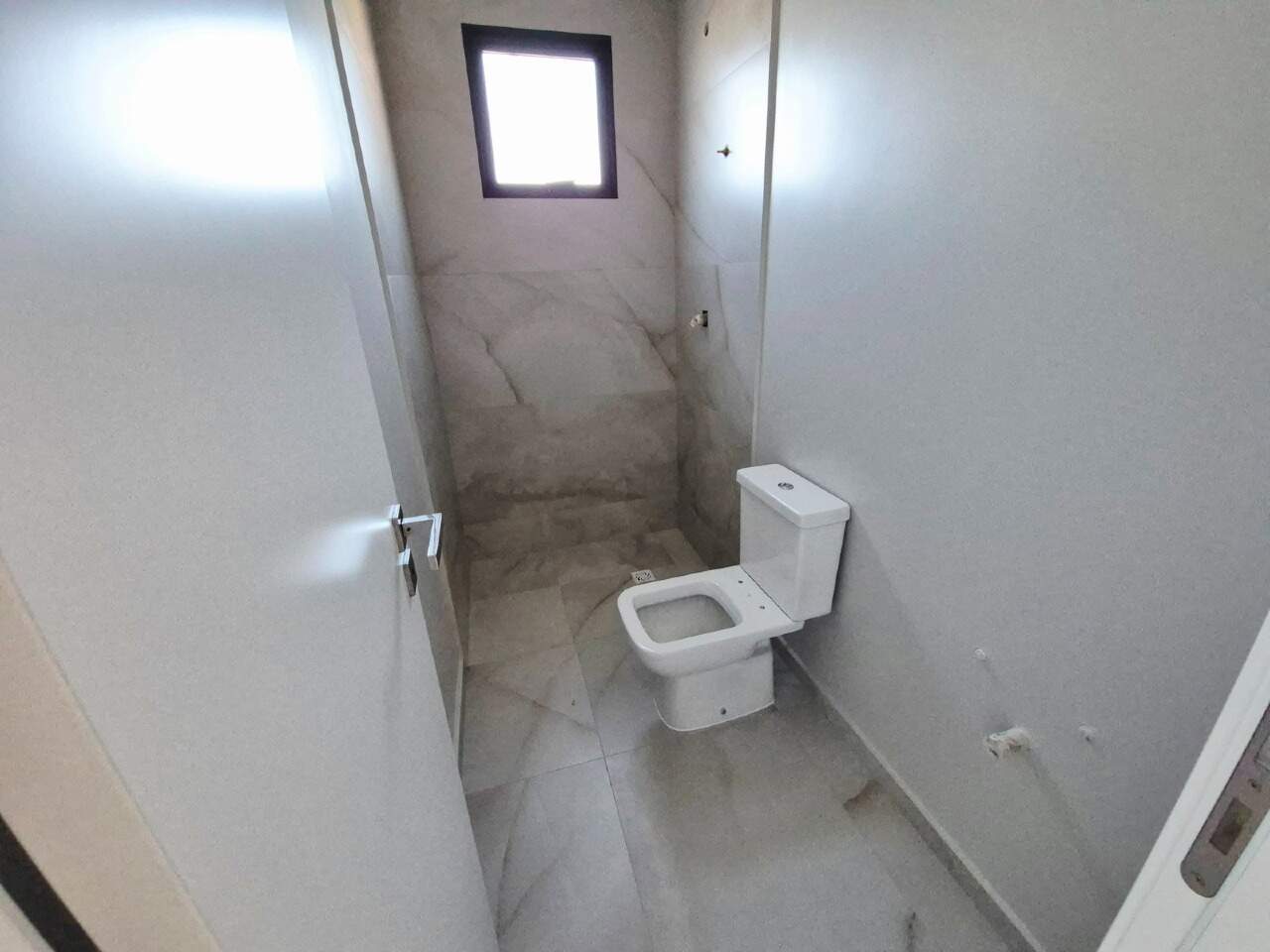 Apartamento à venda no Praia Brava: Segundo banheiro com revestimento em porcelanato