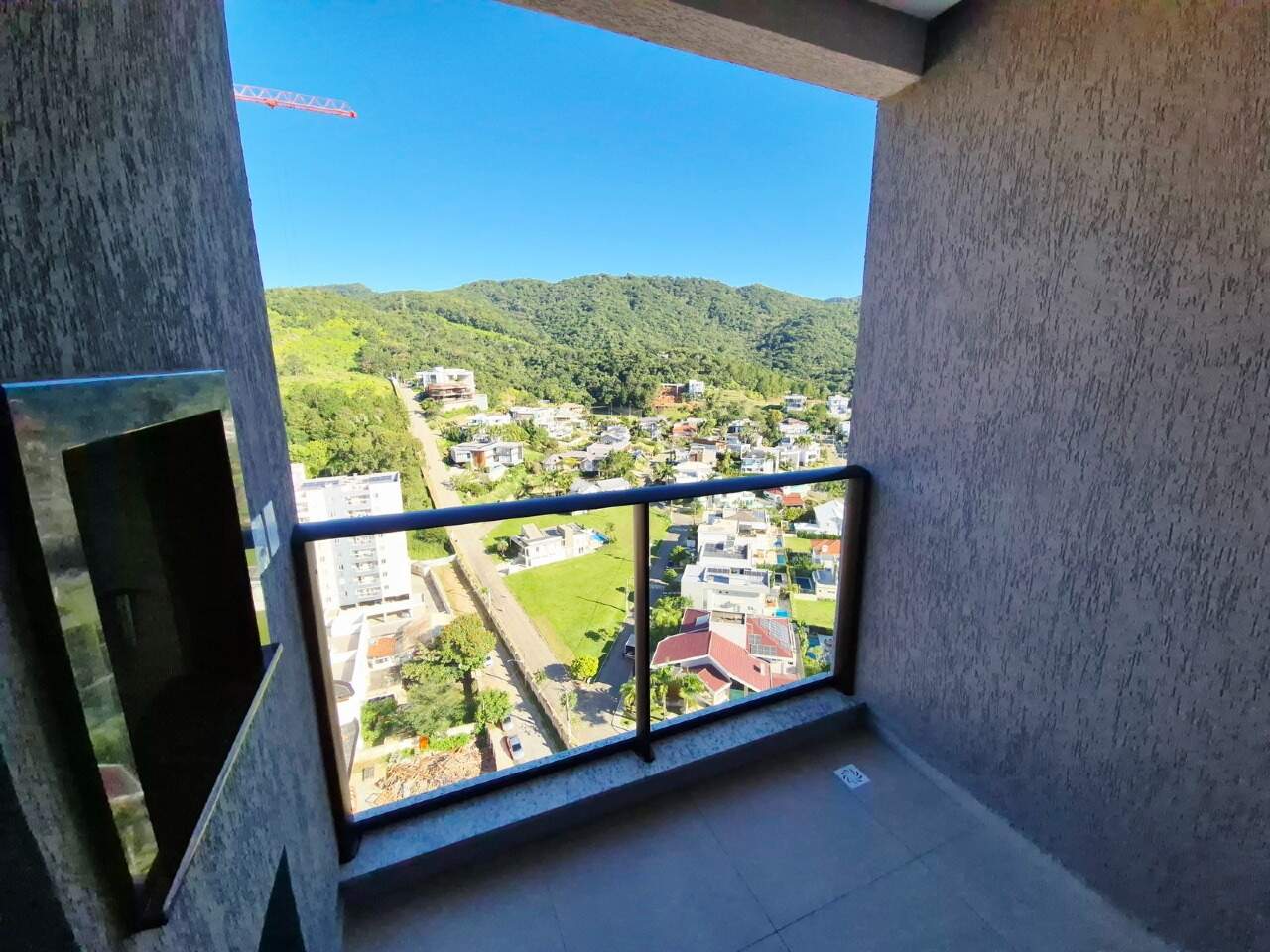 Apartamento à venda no Praia Brava: Sacada com vista para os morros verdes da Praia Brava